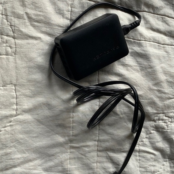 Charging port, six ports - Picture 1 of 4